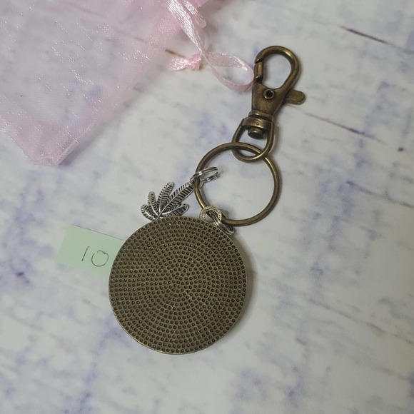 Handmade Leaf Keychain - Picture 3 of 4